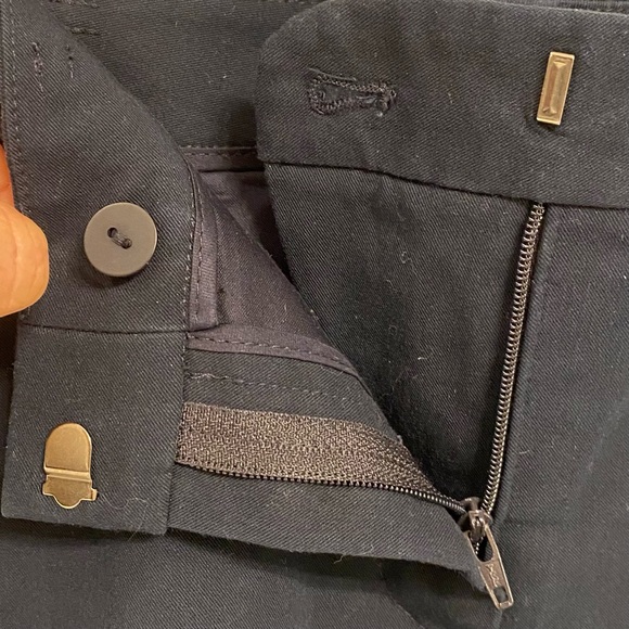 Theory - Like New - Dark Navy Blue Shorts in Women’s Size 2 - Picture 3 of 5